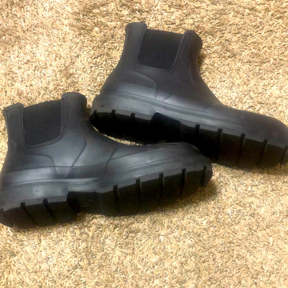 Black pair of men’s boots!